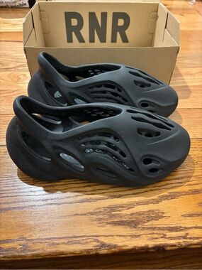 Yeezy Foam Runner in Onyx